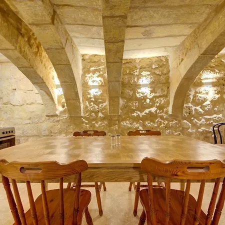 Pensión Ta' Karmenu - An 800 Year Old Modernized Gem, Walking Distance To Mdina Rabat